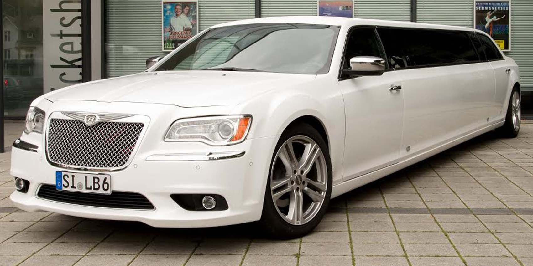 NEU Chrysler 300C Weiss Perlmutt mit XXL Seitenscheibe zum Absenken LED Disco Boden und LED Himmel Neustes Model www.mietedeinelimo